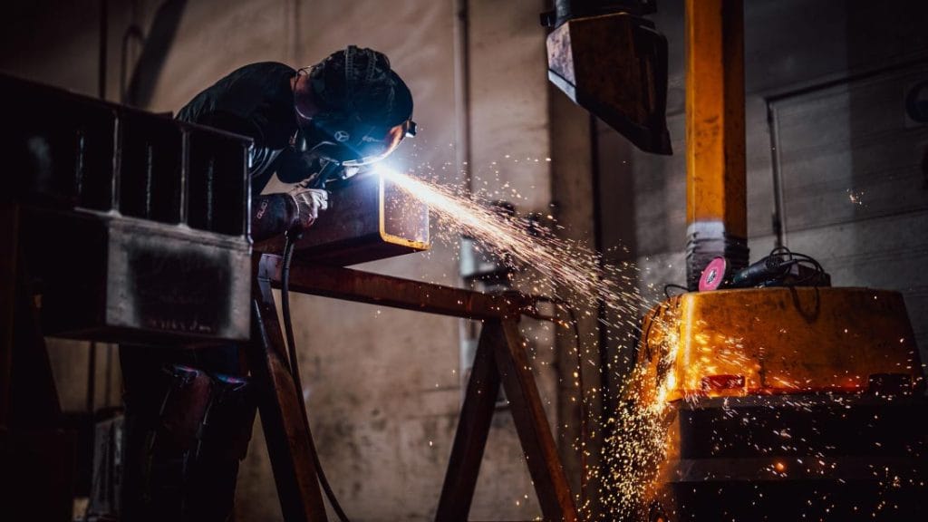 Bilde av sveising av metallkonstruksjon.