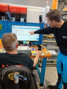 Bjørgum mekaniske peker på pc-skjerm i produksjonen som har Zigma installert.